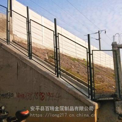 铁路带角度爬坡防护栅栏 斜坡铁路金属防护栅 金属网片防护栏